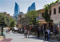 Azerbajdžan a Nachičevan - Baku stojí oboma nohami na zemi, no jednu z nich má v oriente a druhou kráča v treťom tisícročí. Pri - 2