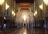 Maroko a Tunisko - dve krajiny Maghrebu - Budova mešity má 60 metrov vysokú posuvnú strechu. Je zdobená drevom z atlaského cédra.  Foto: Damia - 3