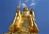 Hodvábna cesta zo západnej Číny do Kirgizska - Najneobvyklejšou atrakciou na vrchole Red hill je práve zlatá socha Budhu Sakyamuni, ktorá je vysoká - 2