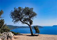 Vyhliadka na Stredozemné more a zelený polostrov. Antalya. Turecko.