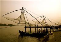 Rybárske siete čínskych rybárov s tradíciou zo štrnásteho storočia v Cochi