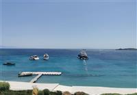 Antické Grécko a najkrajší ostrov - Pohľad na nádherné more a zátoku Ornos Bay z hotela Santa Marina. Tyrkysovo-modrá priezračná chladiv - 2
