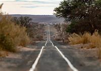 Namíbia - veľký okruh - Prichádzame na farmu, cez ktorú vediet funkčná železnica. Na bývalej stanici je teraz lodge, ktorá h - 3