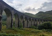 Škótsko: Edinburgh, gajdy, a hrady s deťmi - Glenfinnan viaduct neďaleko Invernessu, ktorý je najdlhším betónovým mostom v krajine dlhým 380 metr - 3