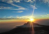 Kilimandžáro a relax na Zanzibare - Stúpať začíname ešte v noci. Pri východe slnka by sme mali byť niekde v blízkosti Stella Point. Pohľ - 2