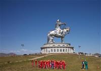 Orlí lovci - cesta za Aisholpan - Mongolsko - A ihneď vyrazíme 65 km smerom k obrovskej soche muža tisícročia - veľkého Džingischána. foto: Ľuboš  - 3