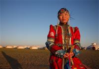 Orlí lovci - cesta za Aisholpan - Mongolsko - Mladá Mongolka nám prináša šťastie. foto: Ľuboš Fellner - BUBO - 4