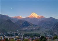 Gruzínsko - dobrodružný veľký okruh - Východ slnka na Kaukaze má svoje čaro keď prvé slnečné lúče osvetlia zasnežený Kazbeg. foto: BUBO ar - 3