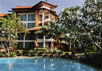 Hotel je z letiska vzdialený len necelých 35 minút jazdy autom a leží na krásnej pláži Tanjung Benoa